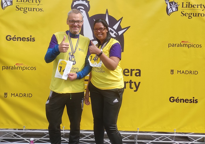 Dos personas usuarias del centro después de la carrera