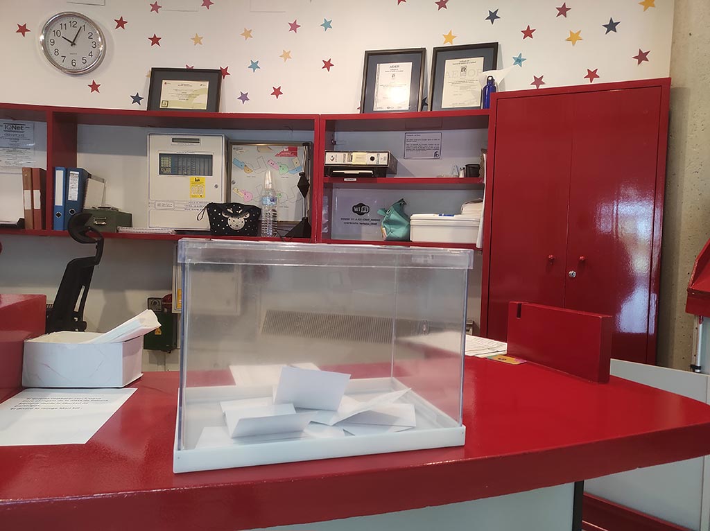 La urna con las papeletas de los votos