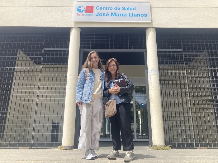 Mar y Alba, responsable de área técnica y enfermera respectivamente, en el centro de salud donde se ha celebrado la mesa.