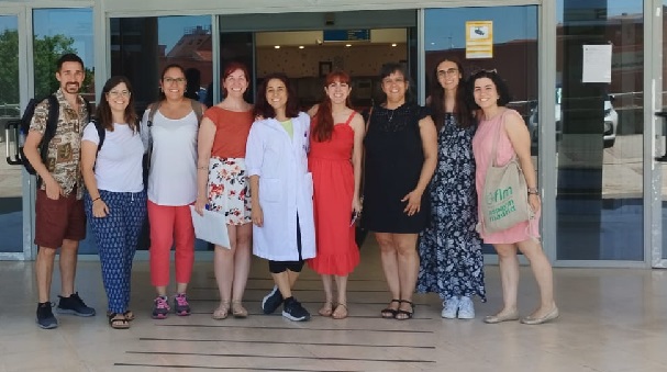 Grupo de profesionales del CRMF con las personas visitantes de Aspaym y programa de TO domiciliaria del Ayuntamiento de Madrid.