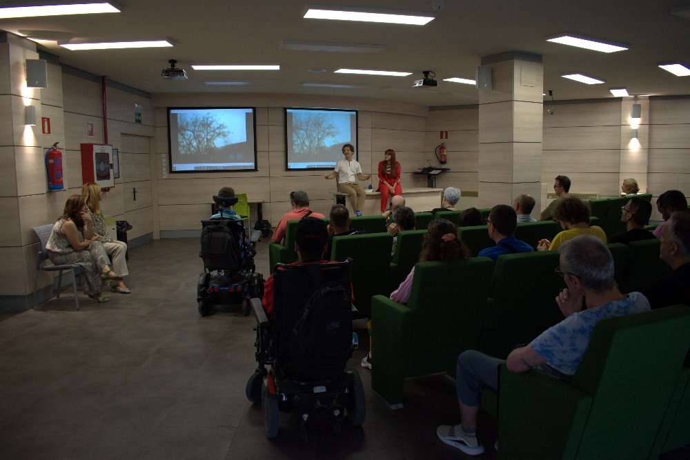 Conversatorio entre profesionales y familiares de las personas usuarias.